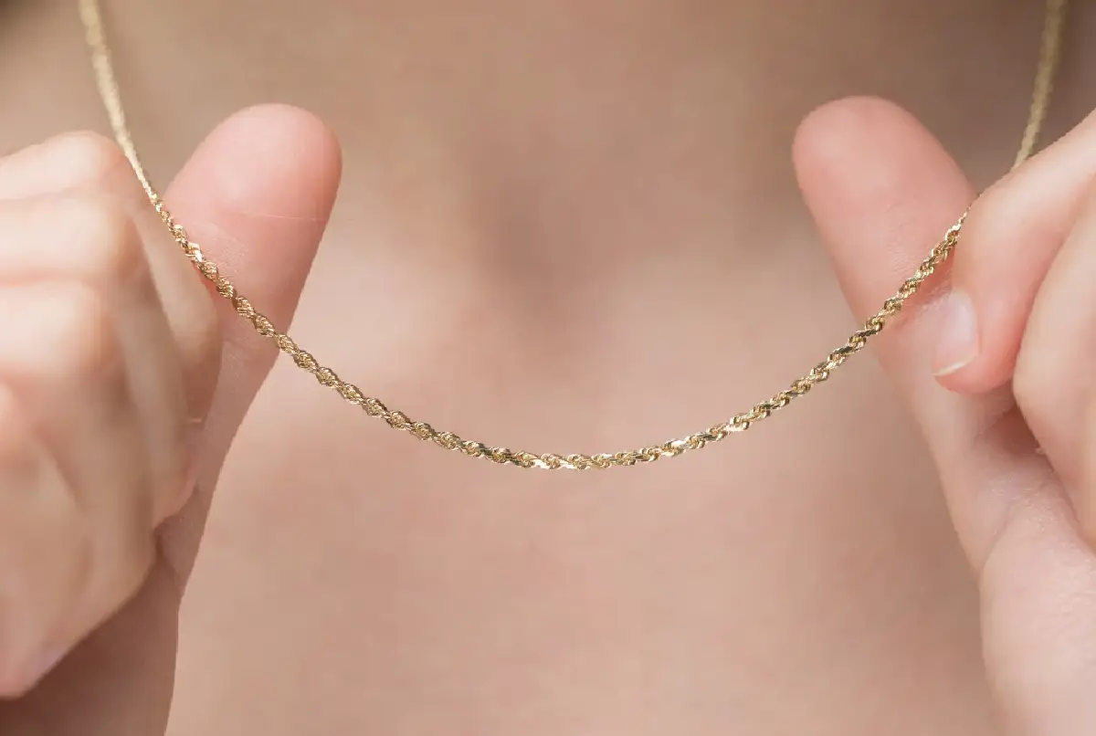 Permanent necklace and fine chain being welded at the end link
